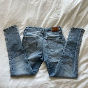 EMBELLISHED LIGHT WASH LEVI'S SKINNY JEANS